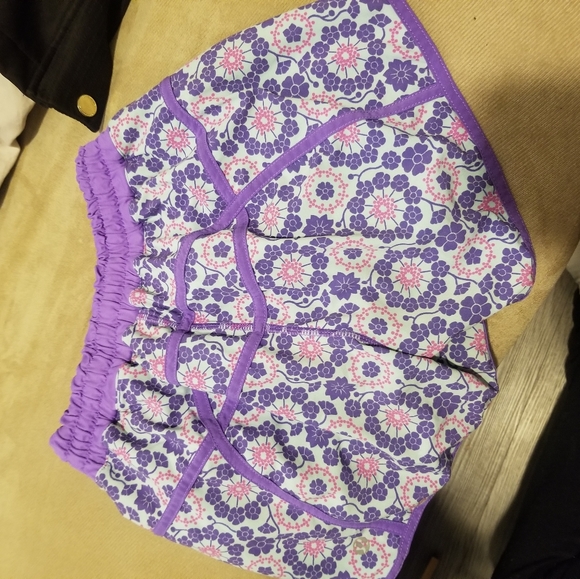 Rare Lululemon size 4 shorts - Picture 4 of 7